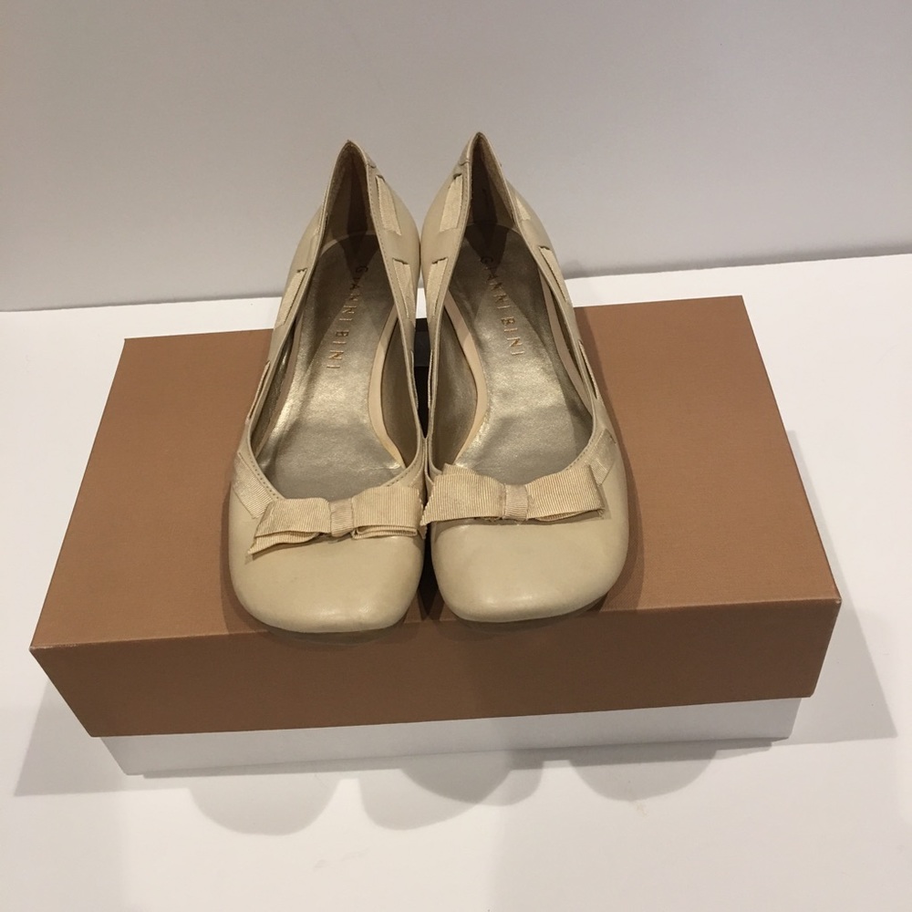 Slightly worn Gianni Bini kitten heel with bow.